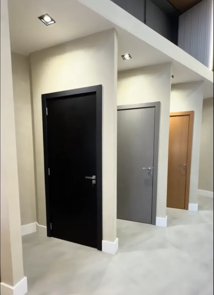 Kit de portas prontas em preto, cinza e amadeirado no showroom da EcoNobre & Heck