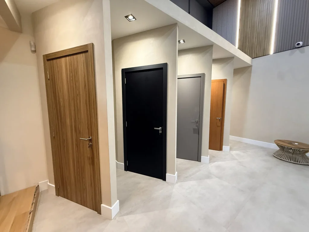 Portas prontas em madeira, preto e cinza no showroom da EcoNobre & Heck