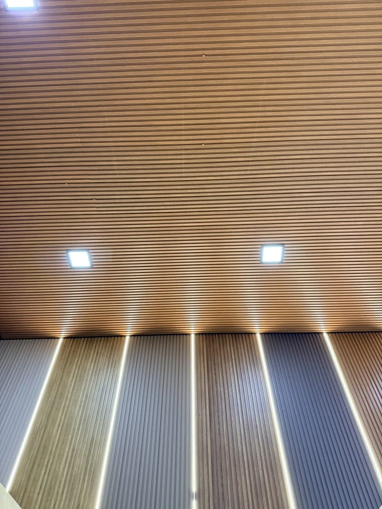 Teto vinílico EcoTetto em réguas amadeiradas com iluminação embutida