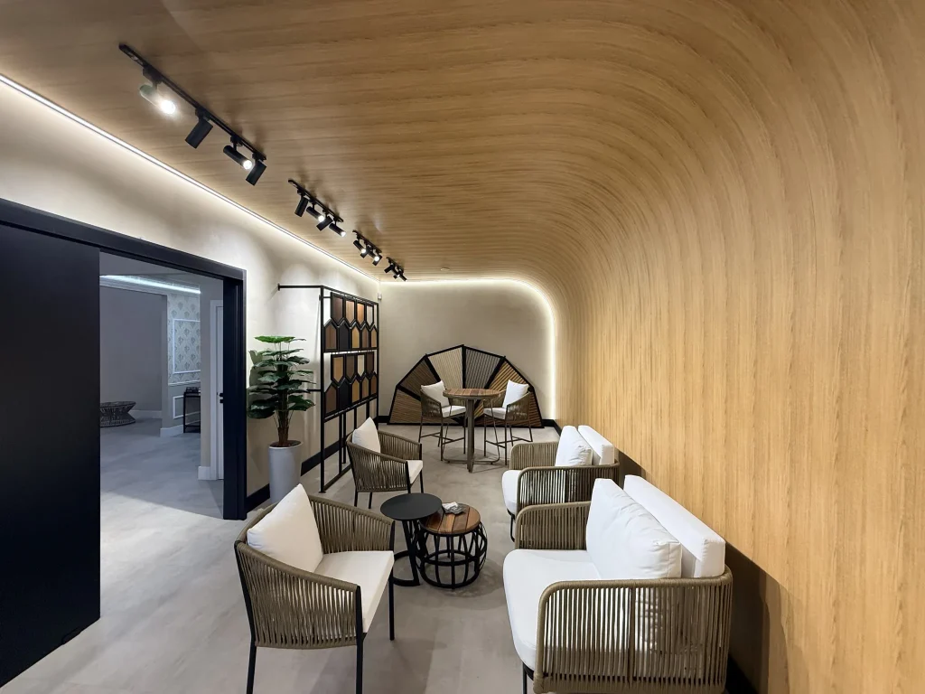 Revestimento vinílico amadeirado no teto e na parede do showroom da EcoNobre & Heck